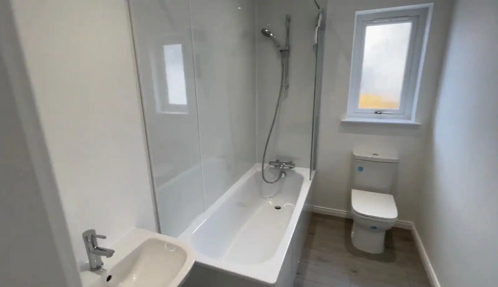 images/farquhar-court-bathroom.webp